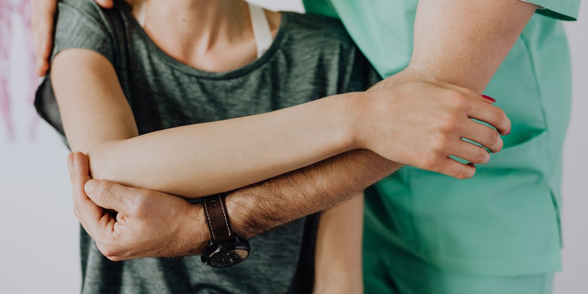 Frozen Shoulder in den Wechseljahren: Wenn die Schulter über Nacht festfriert (und was wirklich hilft)