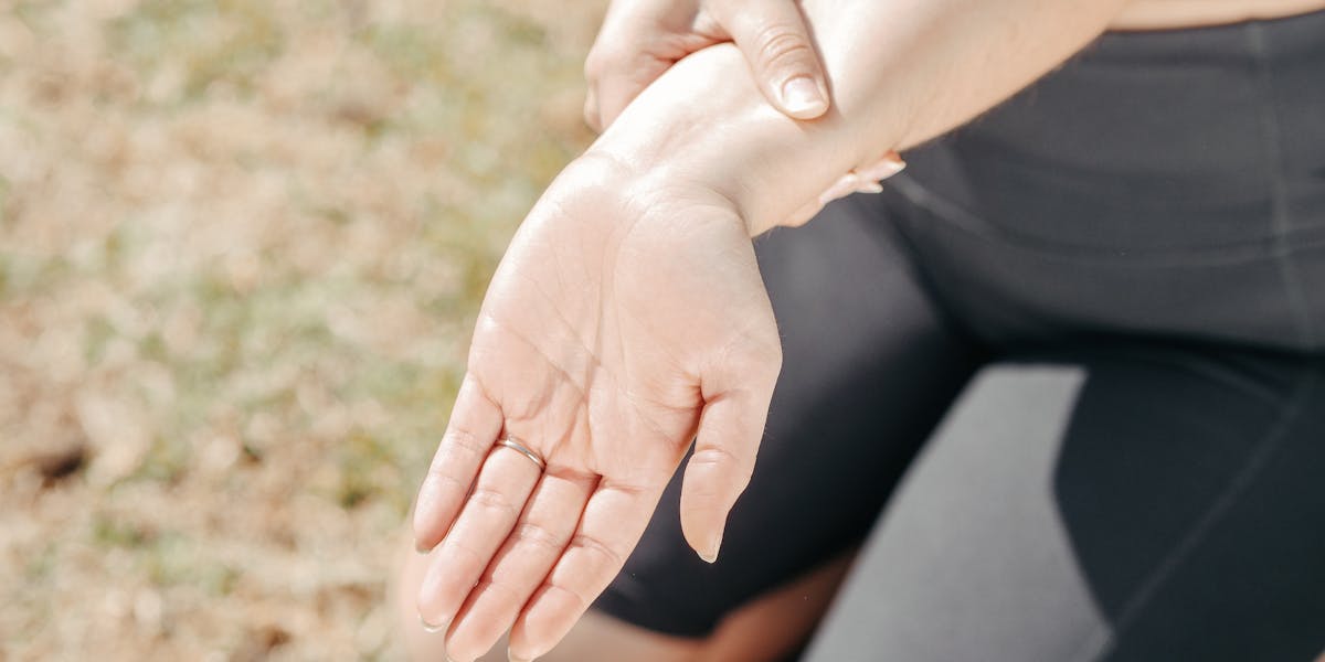 Gelenkschmerzen in den Wechseljahren: Warum Östrogenmangel die Knie weh tun lässt, und welche Behandlungen wirklich helfen
