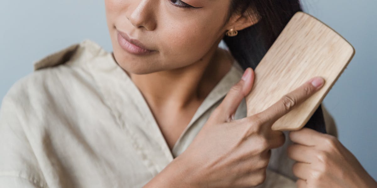 Haarausfall in den Wechseljahren: Warum jede dritte Frau betroffen ist, was Minoxidil wirklich leistet, und welche Behandlungen den Verlust stoppen