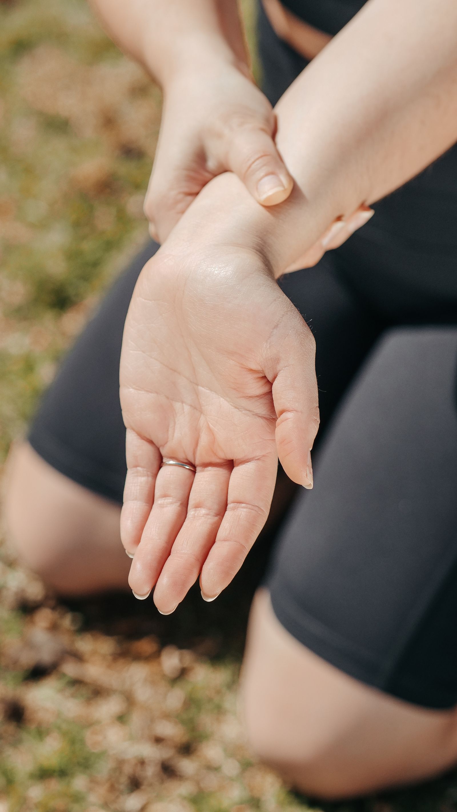 Heberden-Arthrose in den Wechseljahren: Warum die Fingerendgelenke zuerst versagen und was gegen den Kraftverlust an der Hand wirklich hilft