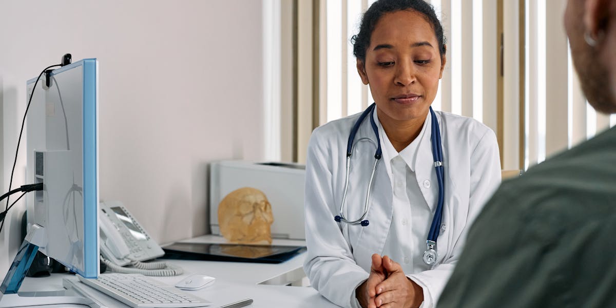 Hormonersatztherapie 2026: Was die Re-Auswertung der WHI-Studie wirklich bedeutet, und für welche Frauen HRT heute mehr Vorteile als Risiken hat