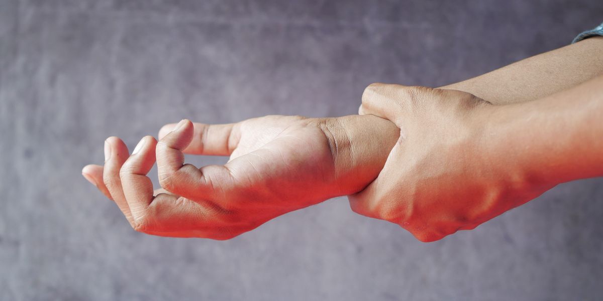 Karpaltunnelsyndrom in den Wechseljahren: Warum die Hand nachts einschläft