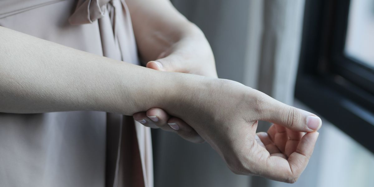 Kribbeln in Armen und Beinen in den Wechseljahren: Warum Östrogen die Nerven schützt und was bei Parästhesien wirklich hilft